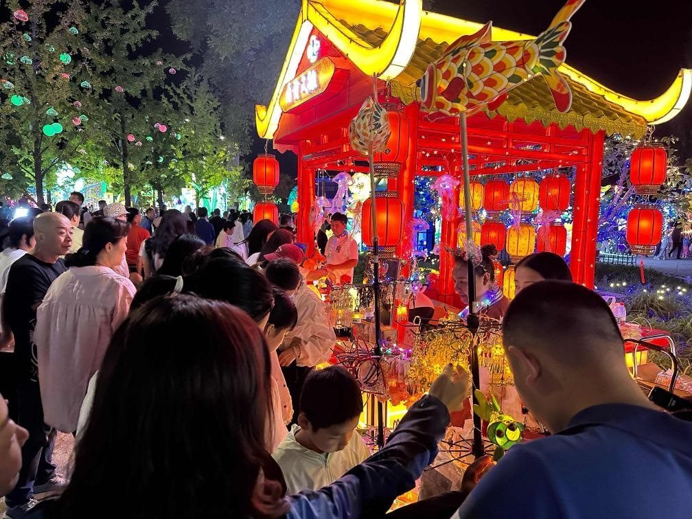 市民游客在2024年北京中秋國慶彩燈游園會上選購特色文創(chuàng)商品。新華社記者楊淑君 攝