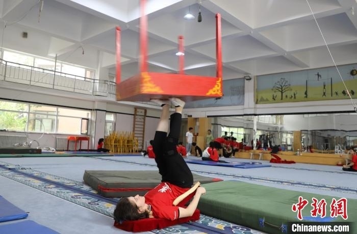 9月13日，美國雜技學(xué)員杰克正在中國“雜技之鄉(xiāng)”吳橋練習(xí)“蹬技”。 馬天龍 攝