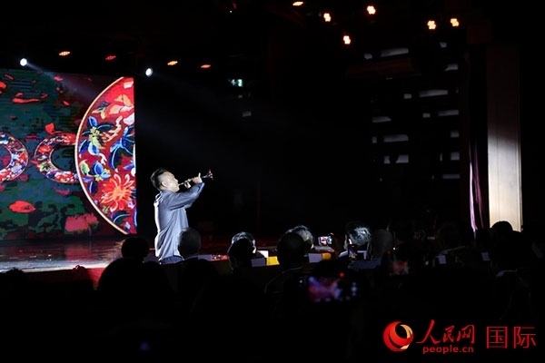 演出現(xiàn)場，演員帶來嗩吶獨(dú)奏《看秧歌》。人民網(wǎng)記者 楊一攝