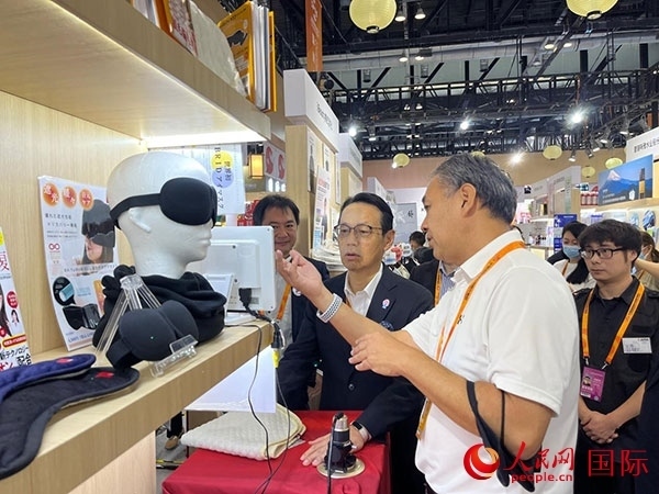 日本駐華大使金杉憲治（左二）參觀2024年服貿(mào)會(huì)日本館。人民網(wǎng)記者 盛楚宜攝