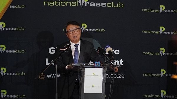 駐南非大使吳鵬出席中國駐南非使館同南國家新聞俱樂部聯(lián)合舉辦的中非合作論壇峰會成果宣介會并發(fā)表主旨講話。人民網(wǎng) 劉暢攝