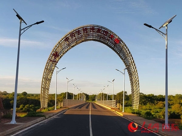 中岡法托托友誼大橋。人民網(wǎng)記者 黃培昭攝