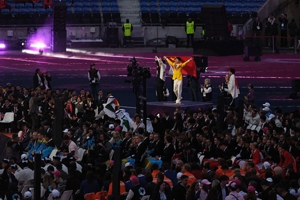 中國選手登上最高領(lǐng)獎臺。人民網(wǎng)記者 于超凡攝