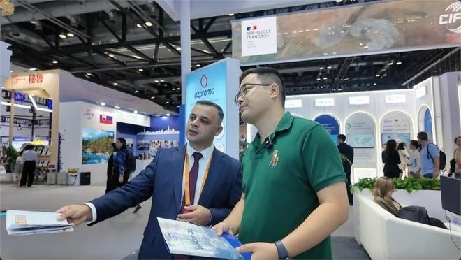 伊和·阿塔里扎德介紹阿塞拜疆產(chǎn)業(yè)園。人民網(wǎng)記者 楊倩攝