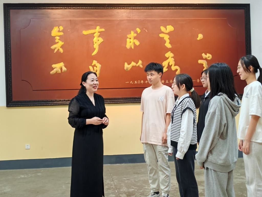 湖南第一師范學(xué)院思政課教師正在為學(xué)生講述紅色校史。（受訪者供圖）