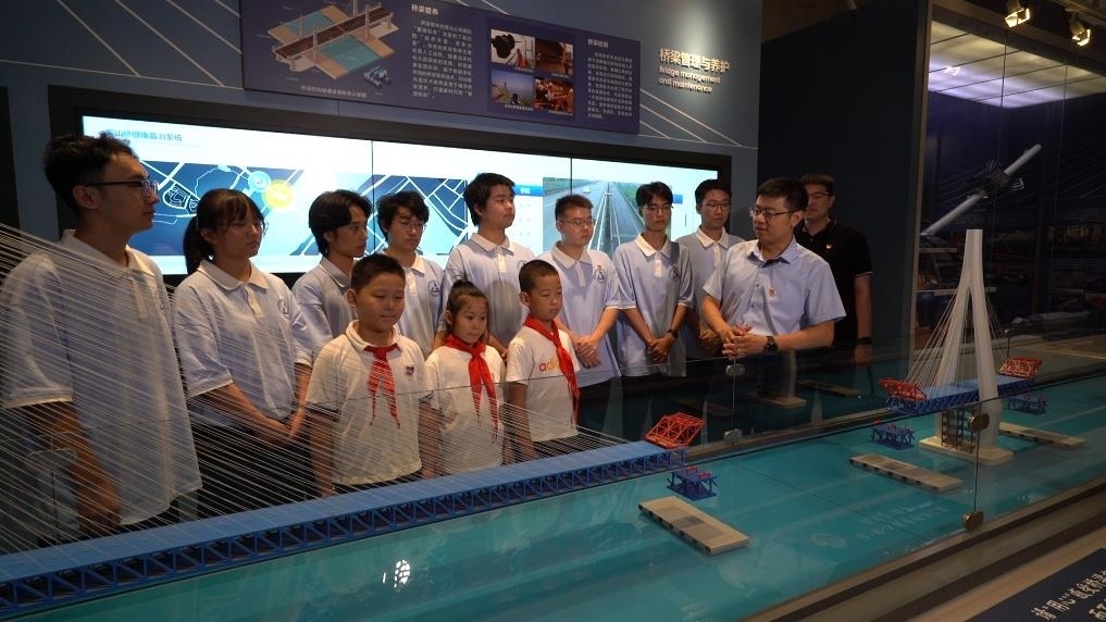 哈爾濱工業(yè)大學(xué)交通學(xué)院教師李順龍在中國橋梁博物館進行課程思政與橋梁科普。新華社發(fā)（張潤 攝）