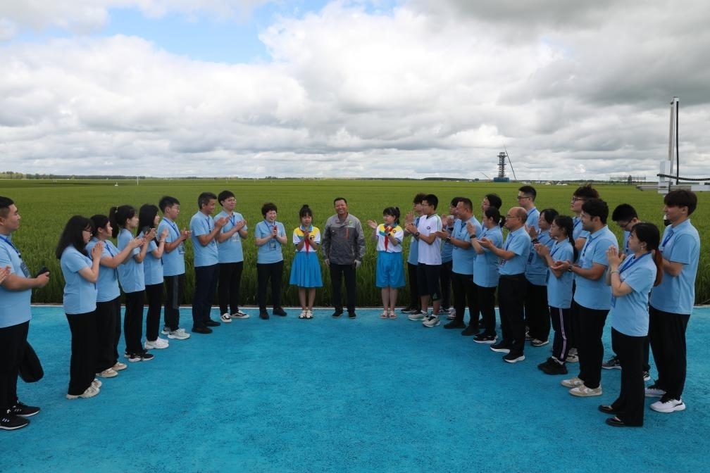哈爾濱工業(yè)大學(xué)邀請農(nóng)業(yè)專家周德華為學(xué)生講授水稻種植的故事。新華社發(fā)