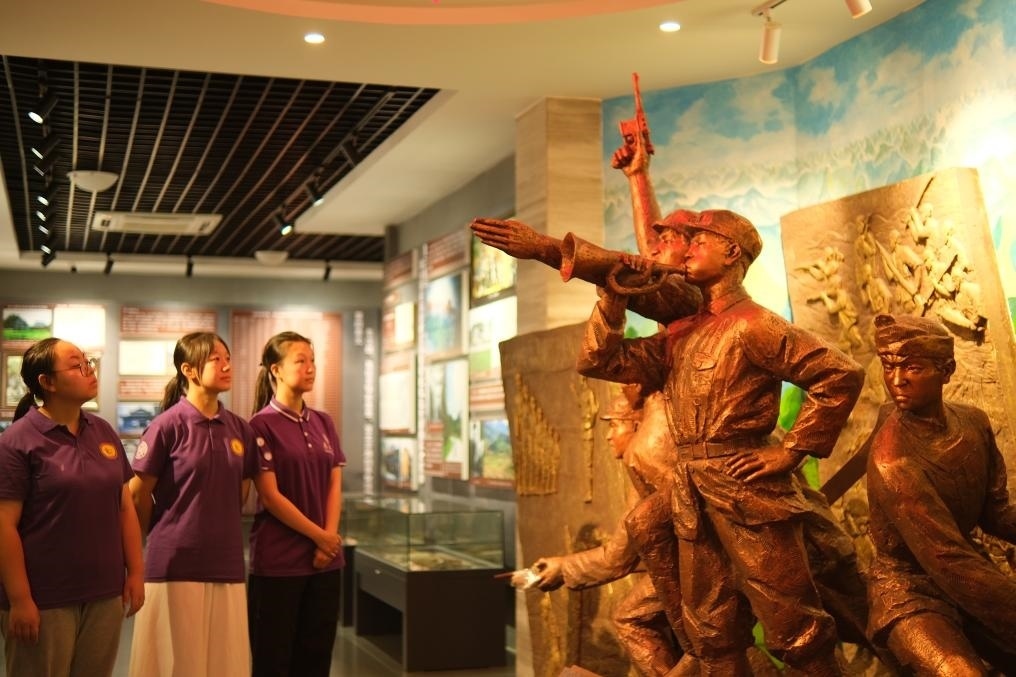 7月26日，南開大學(xué)實踐隊在環(huán)江革命陳列館了解毛南族人民在黨的領(lǐng)導(dǎo)下進行革命斗爭的歷程。（受訪者供圖）