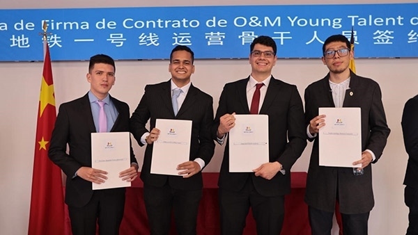 當(dāng)?shù)貢r間9月13日，40名哥倫比亞青年與中企承建運營的波哥大地鐵一號線項目簽約，不久將前往中國進行為期15個月的專業(yè)地鐵知識培訓(xùn)。圖為部分學(xué)員在簽約儀式上展示所簽的協(xié)議。 波哥大地鐵一號線項目供圖