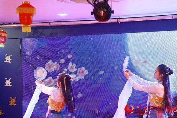 巴西華僑華人表演舞蹈《千里共嬋娟》。人民網(wǎng)記者 陳海琪攝