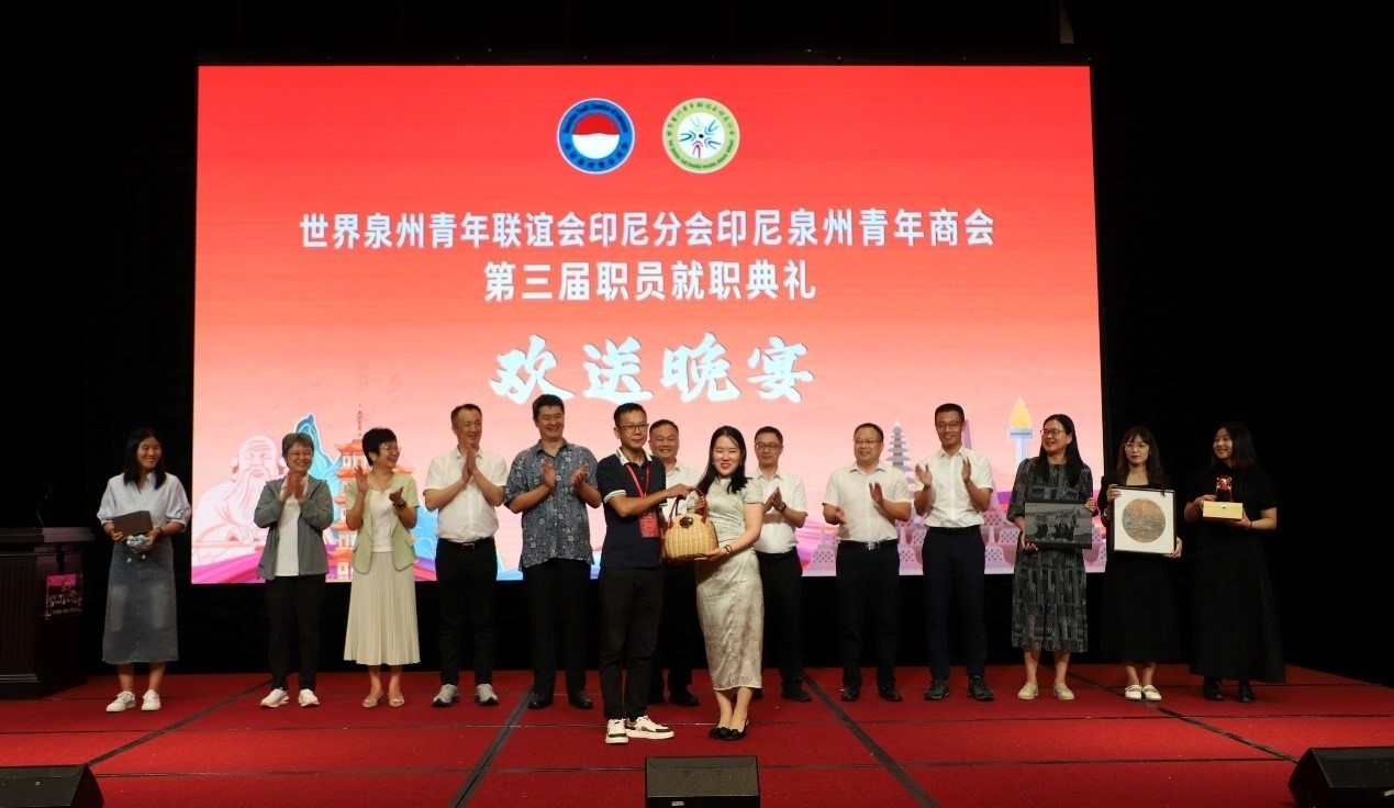 工藝大師們向阿拉扎大學(xué)孔子學(xué)院捐贈手工藝術(shù)品。阿拉扎大學(xué)孔子學(xué)院供圖