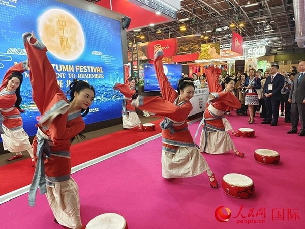 “你好！中國”展臺開幕式上的中國傳統(tǒng)舞蹈表演。人民網(wǎng)記者 尚凱元攝