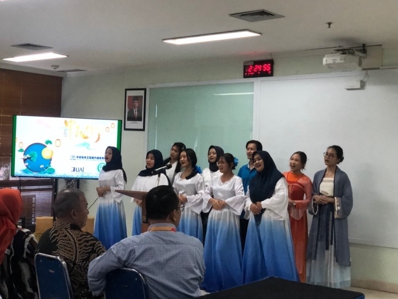 阿拉扎大學(xué)中文系學(xué)生演唱中文歌曲?；顒又鬓k方供圖