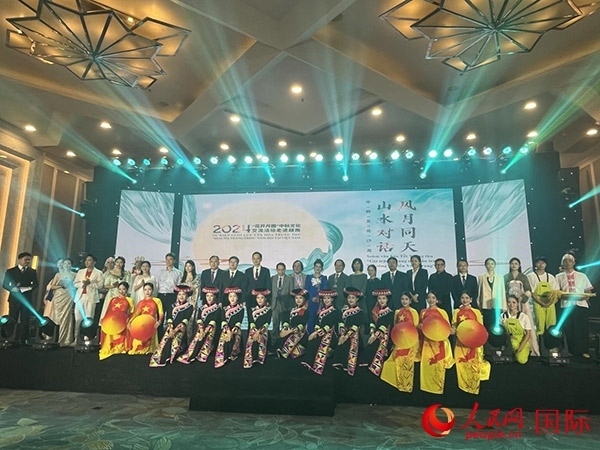 兩國嘉賓與中越藝術(shù)家現(xiàn)場合影。人民網(wǎng)記者 楊曄攝