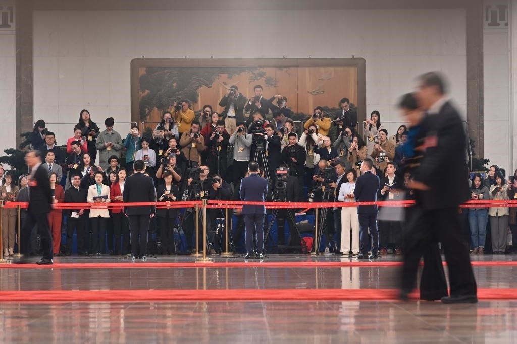 2024年3月10日，全國(guó)政協(xié)十四屆二次會(huì)議第三場(chǎng)“委員通道”集體采訪活動(dòng)在北京人民大會(huì)堂舉行。新華社記者 宋為偉 攝
