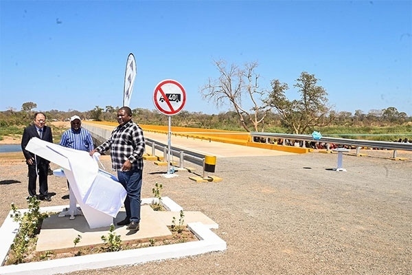 莫桑比克總統(tǒng)菲利佩·雅辛托·紐西（右）出席大橋通車儀式。中國電建供圖