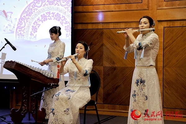 來自景德鎮(zhèn)的陶瓷音樂會在中秋佳節(jié)給英國倫敦的觀眾帶來了別樣的文化體驗。人民網(wǎng)記者 邢雪攝