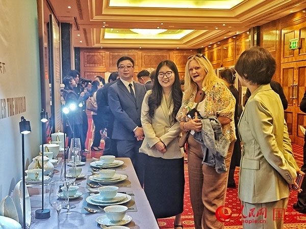 英國觀眾參觀“景德鎮(zhèn)制”區(qū)域品牌新品。人民網(wǎng)記者 邢雪攝
