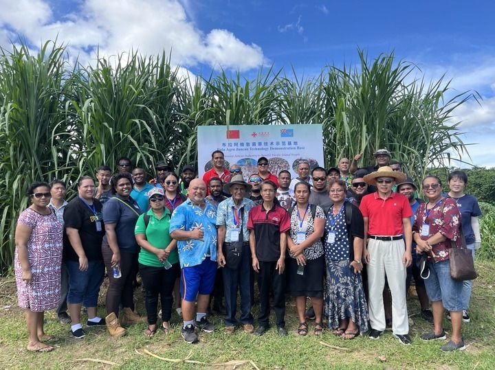 2024年2月28日，來自巴布亞新幾內(nèi)亞、湯加、庫克群島、薩摩亞、瑙魯?shù)葒业摹疤窖髰u國菌草技術(shù)培訓(xùn)班”學(xué)員在斐濟(jì)布拉阿格魯菌草技術(shù)示范基地合影。新華社發(fā)（中國援斐濟(jì)菌草技術(shù)示范中心供圖）