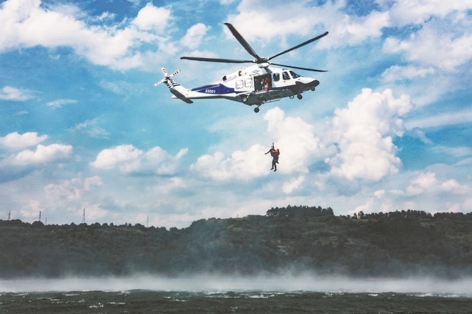 ▼7月17日，浙江省新昌縣公安局聯(lián)合浙江省公安廳警務(wù)航空隊(duì)在長(zhǎng)詔水庫(kù)水域及周邊開(kāi)展救援演練。王樟林?jǐn)z