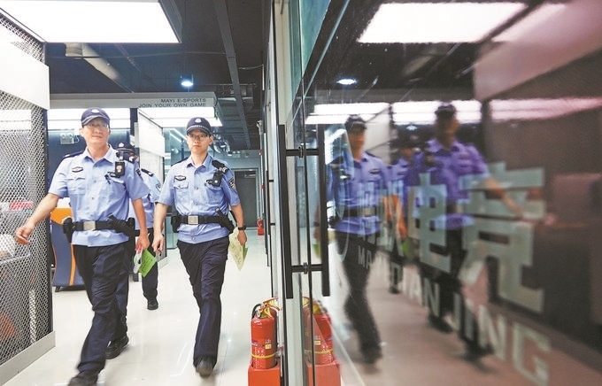 ▲7月6日，山西省新絳縣公安局龍興派出所組織警力對(duì)網(wǎng)吧等場(chǎng)所進(jìn)行集中治安檢查。高新生攝