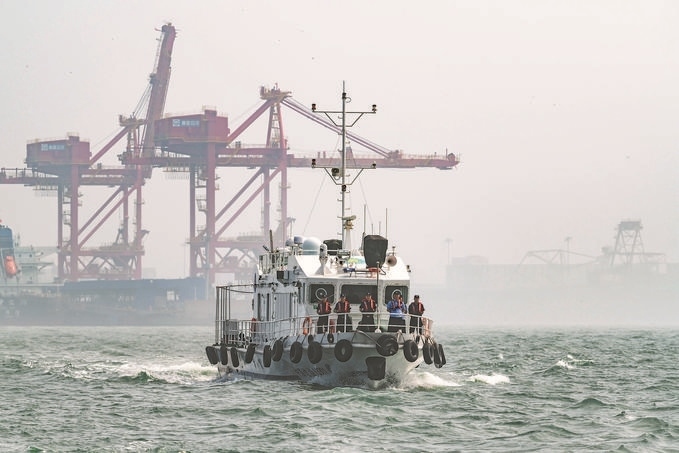 ?7月5日，秦皇島出入境邊防檢查站聯(lián)合秦皇島市公安局水陸巡特警支隊(duì)開(kāi)展海上聯(lián)合巡航。陳凈萱攝