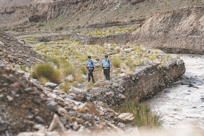 7月19日，新疆邊檢總站克州邊境管理支隊(duì)康蘇邊境檢查站民警輔警來(lái)到轄區(qū)烏恰縣康蘇水庫(kù)開(kāi)展巡邏。明懿攝