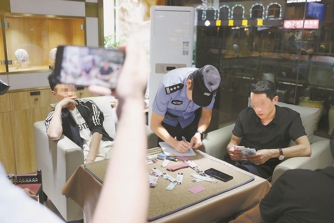 9月7日，云南省昆明市公安機(jī)關(guān)對(duì)棋牌室開(kāi)展檢查。