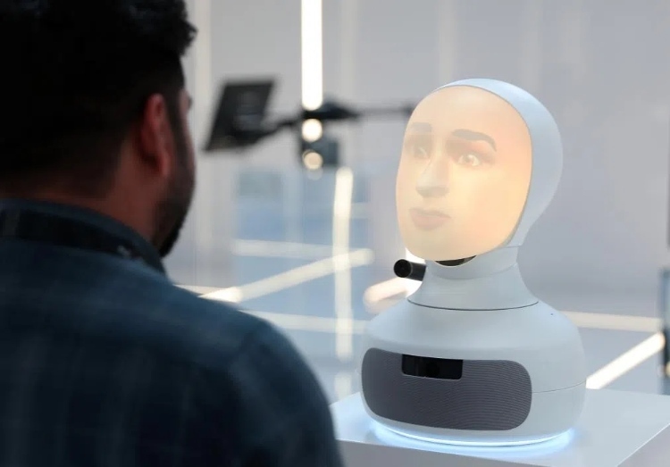 2024年9月12日，在沙特阿拉伯首都利雅得舉行的第三屆全球人工智能峰會(huì)上，一名參會(huì)者與“對(duì)話機(jī)器人”交流。新華社記者 王東震 攝