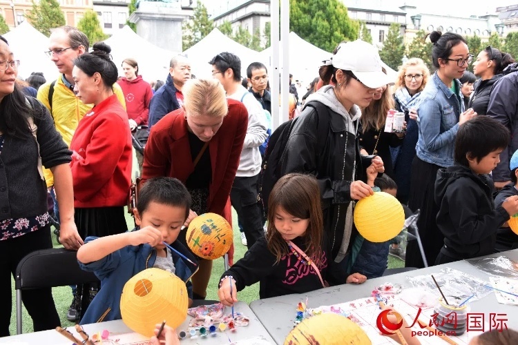 小朋友參加燈籠繪畫體驗。人民網(wǎng)記者 殷淼攝