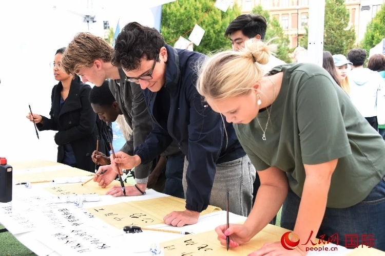 體驗中國書法。人民網(wǎng)記者 殷淼攝