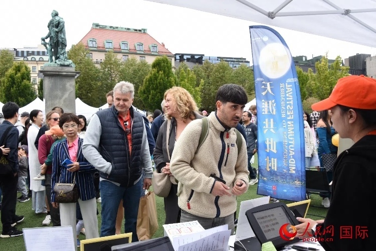 排隊等候品嘗中國美食的游客。人民網(wǎng)記者 殷淼攝