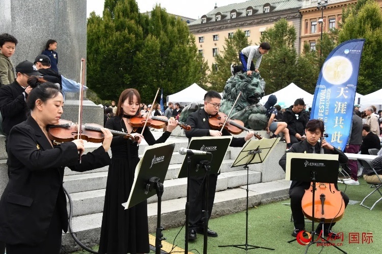 上海愛樂樂團“快閃”活動一瞥。人民網(wǎng)記者 殷淼攝