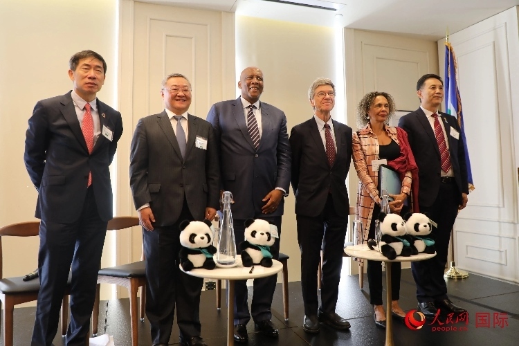 萊索托國(guó)王萊齊耶三世、中國(guó)常駐聯(lián)合國(guó)代表傅聰?shù)燃钨e出席活動(dòng)。人民網(wǎng)記者 李志偉攝