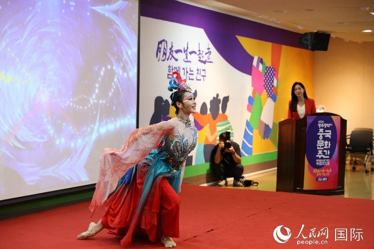 中國演員在中國文化周開幕式上表演舞蹈。人民網(wǎng)記者 莽九晨攝