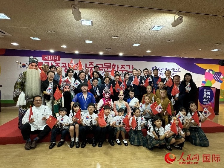 中韓雙方嘉賓和演員在中國文化周開幕式上合影留念。人民網(wǎng)記者 莽九晨攝