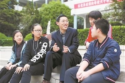 淮北市首批高層次人才儲(chǔ)備金獲得者、淮北市第一中學(xué)教師陳超（左三）在與學(xué)生交談?；幢笔形瞬殴ぷ骶止﹫D