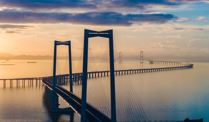 2024年6月27日，沐浴在晨曦中的深中通道（無人機(jī)照片）。新華社記者毛思倩 攝