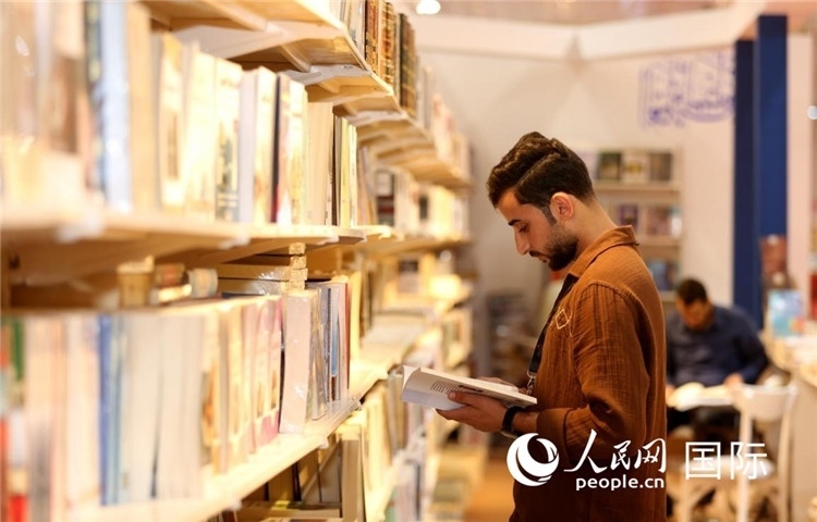 一位民眾在讀書。人民網(wǎng)中東中心分社奧馬爾·哈利勒攝