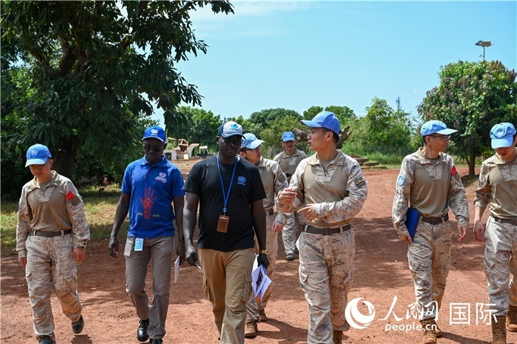 圖2 檢查組實(shí)地查驗(yàn)。孫千攝