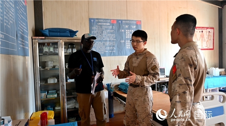 圖4 介紹醫(yī)療設(shè)施。孫千攝