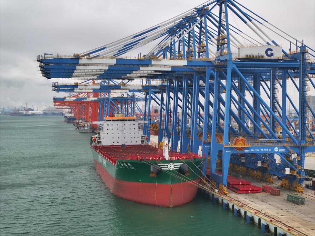 2月23日拍攝的廣西北部灣港欽州港區(qū)的碼頭堆場（無人機照片）。新華社記者 周華 攝