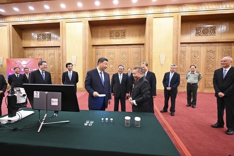 △2024年9月23日，習(xí)近平總書記等參觀月球樣品和探月工程成果展覽。