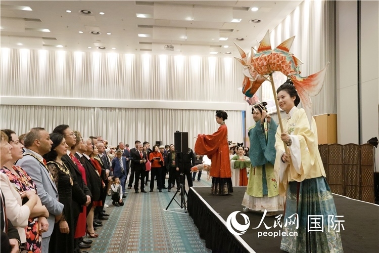 2、留學(xué)生表演了漢服展示《絲路霓裳》。邢雪攝