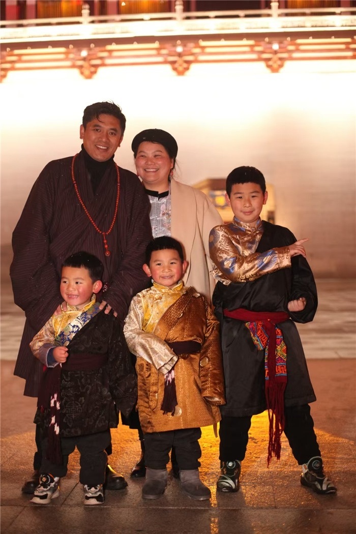 康定的節(jié)日氛圍多元和諧。圖為2024年元宵夜，洛讓銀登一家五口在旅行中拍攝的合影。資料圖片