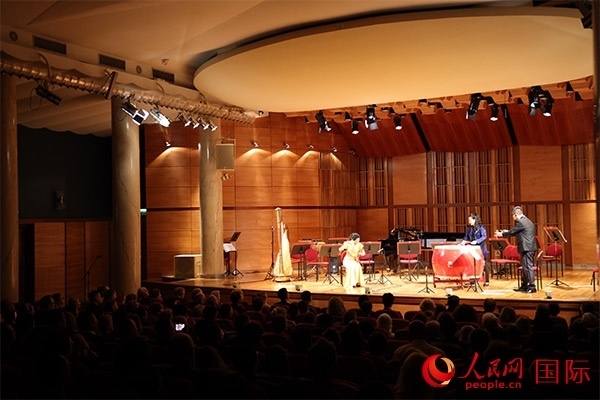 中國歌劇舞劇院的音樂家表演京劇曲牌《夜深沉》。人民網(wǎng)記者 禹麗敏攝