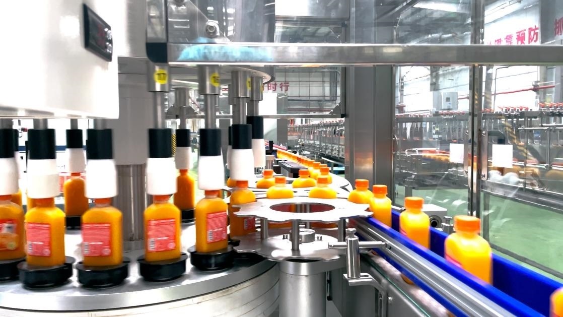 一輕食品（丹江口）產業(yè)園內的桔汁飲料生產線。 受訪者供圖