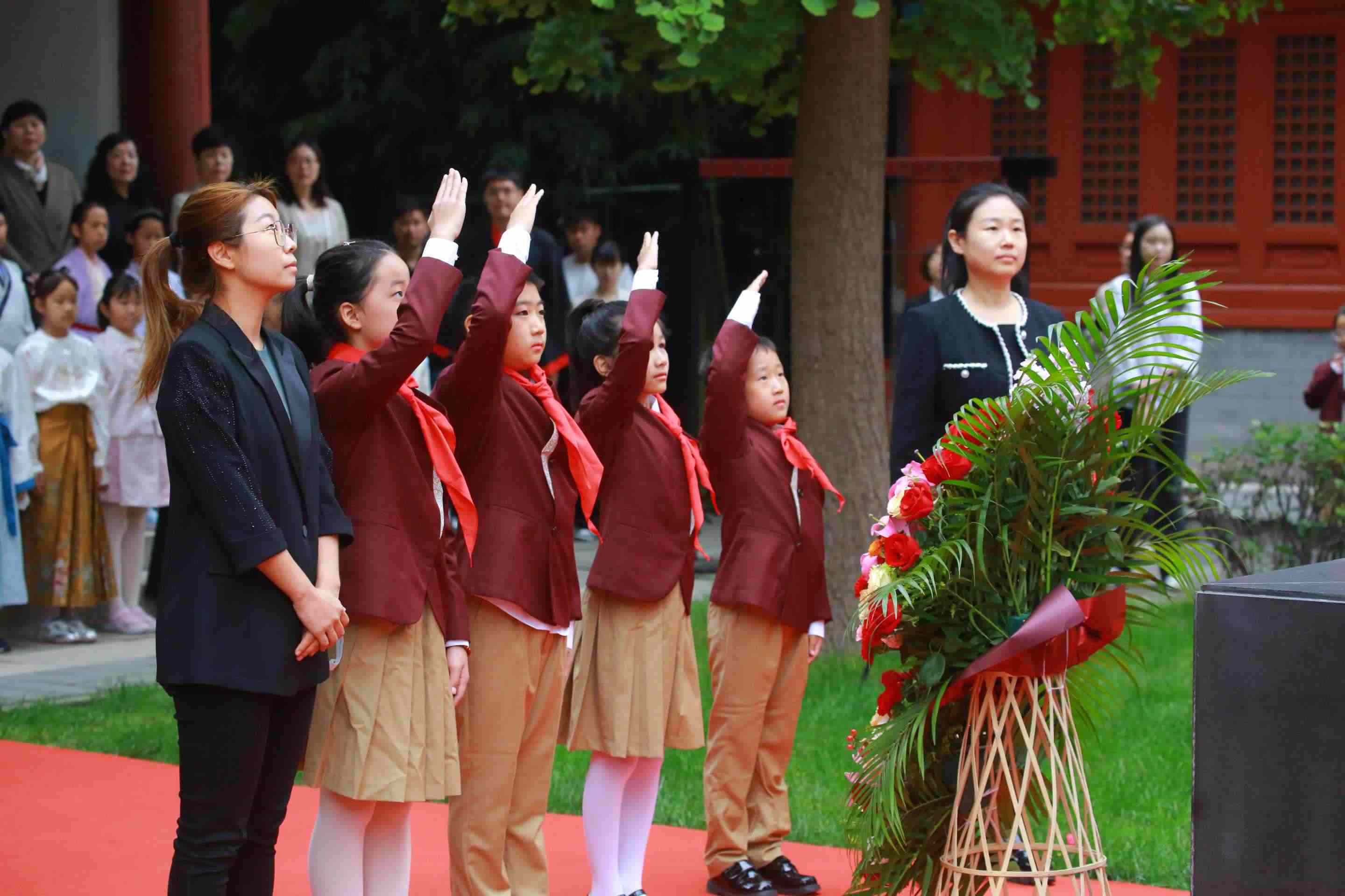 少先隊(duì)員敬獻(xiàn)花籃。校方供圖