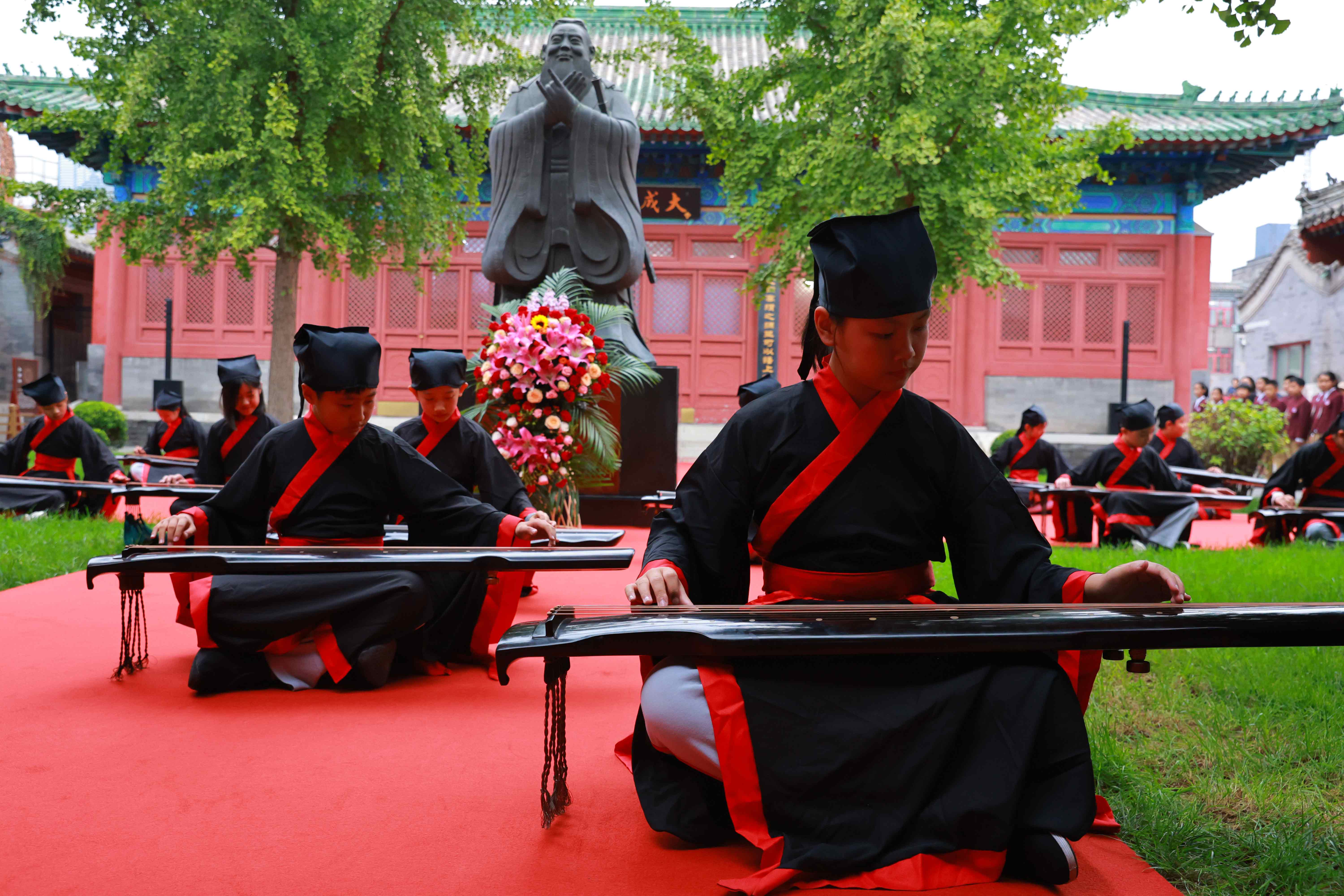 古琴表演《至圣先師孔子歌》。校方供圖