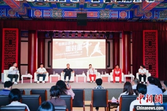 吳愉、王德新、沈?qū)W軍、江海東、朱曉蕾與在座同學(xué)們分享個(gè)人的體育故事與成長(zhǎng)感悟。上海市港澳辦供圖